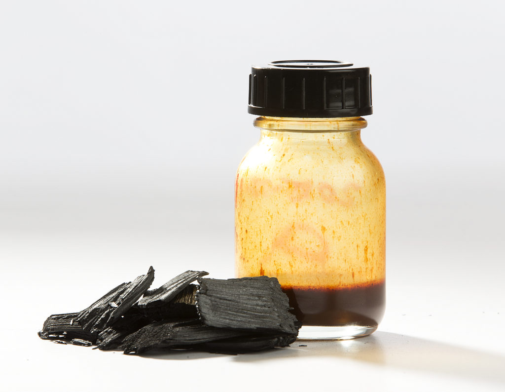 Figuren viser biokull og -olje fra pyrolyse. Foto: SINTEF/Gry Karin Stimo.